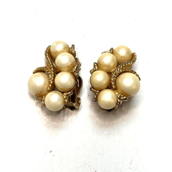 Vintage Faux Pearl Cluster Gold Tone Clip On Earrings Costume Jewelry - Picture 2 of 6